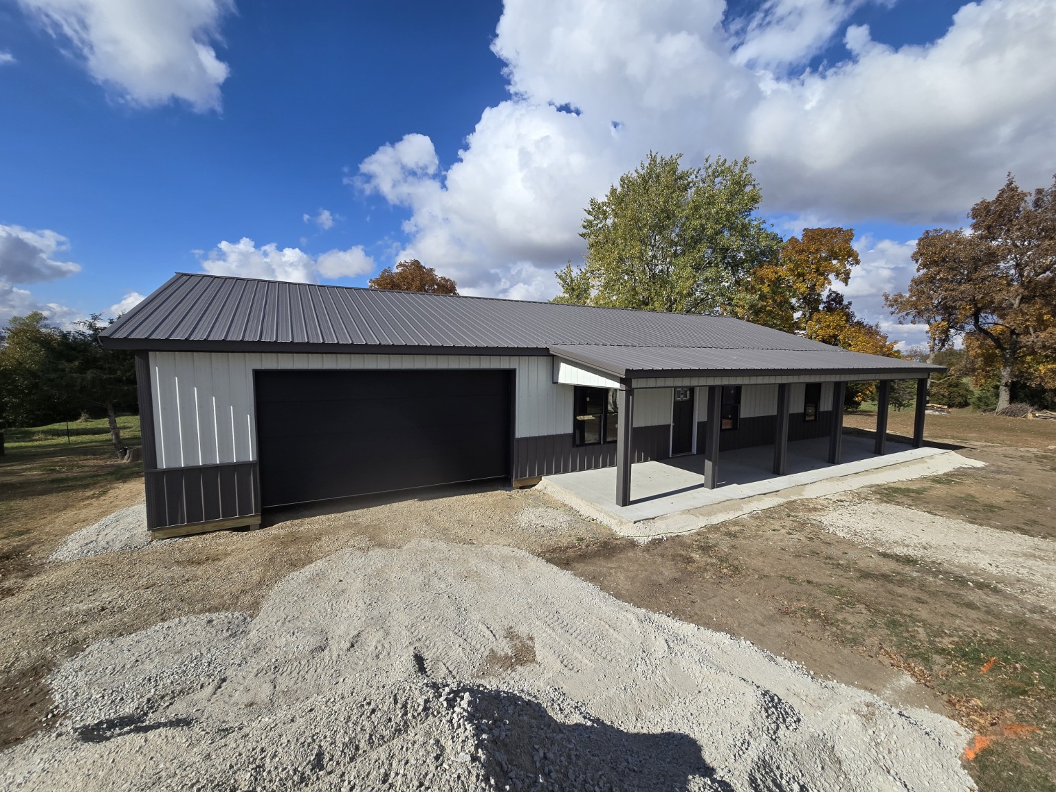 Front view of 32x64 barndominium with attached garage and covered porch in Ottawa Illinois