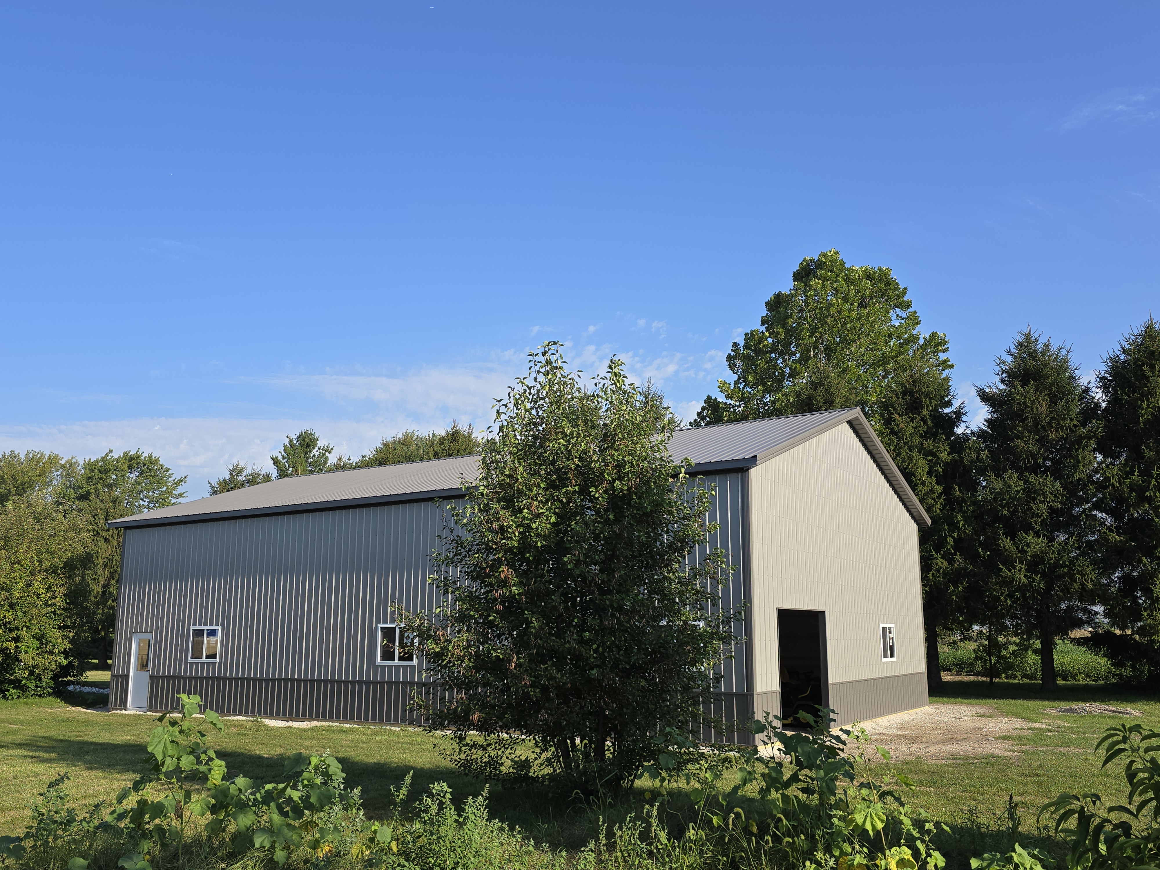 Side view of 40x64 custom post frame rural shop in Ottawa Illinois